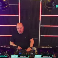 Live On Air by másQDance